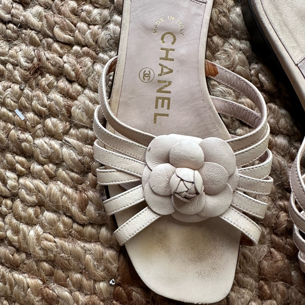 CHANEL Cream Sandals with Bow Detail - Picture 2 of 7